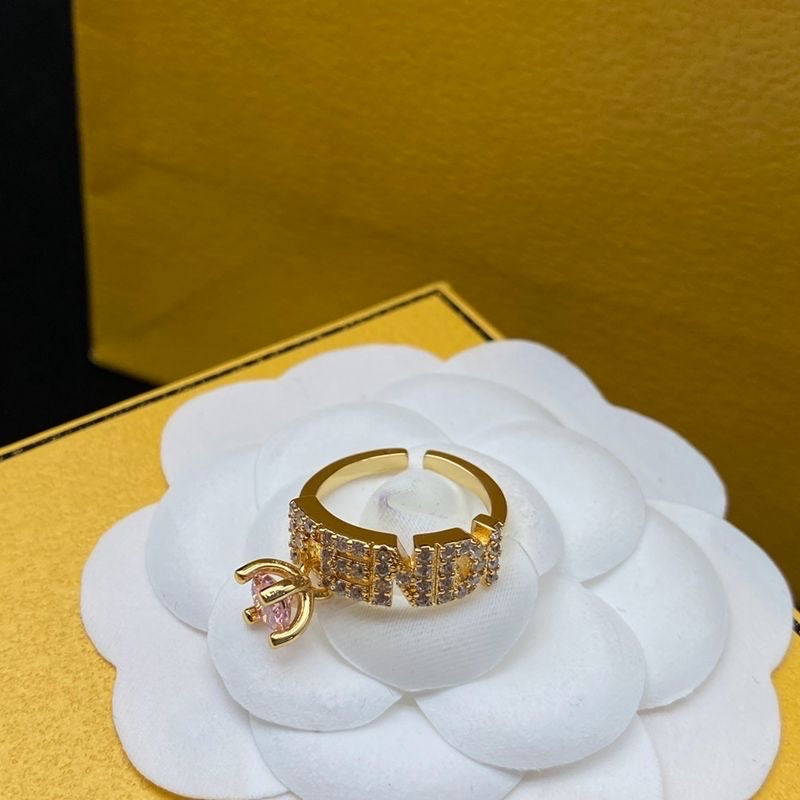 Bracciale con catena dorata e anello
