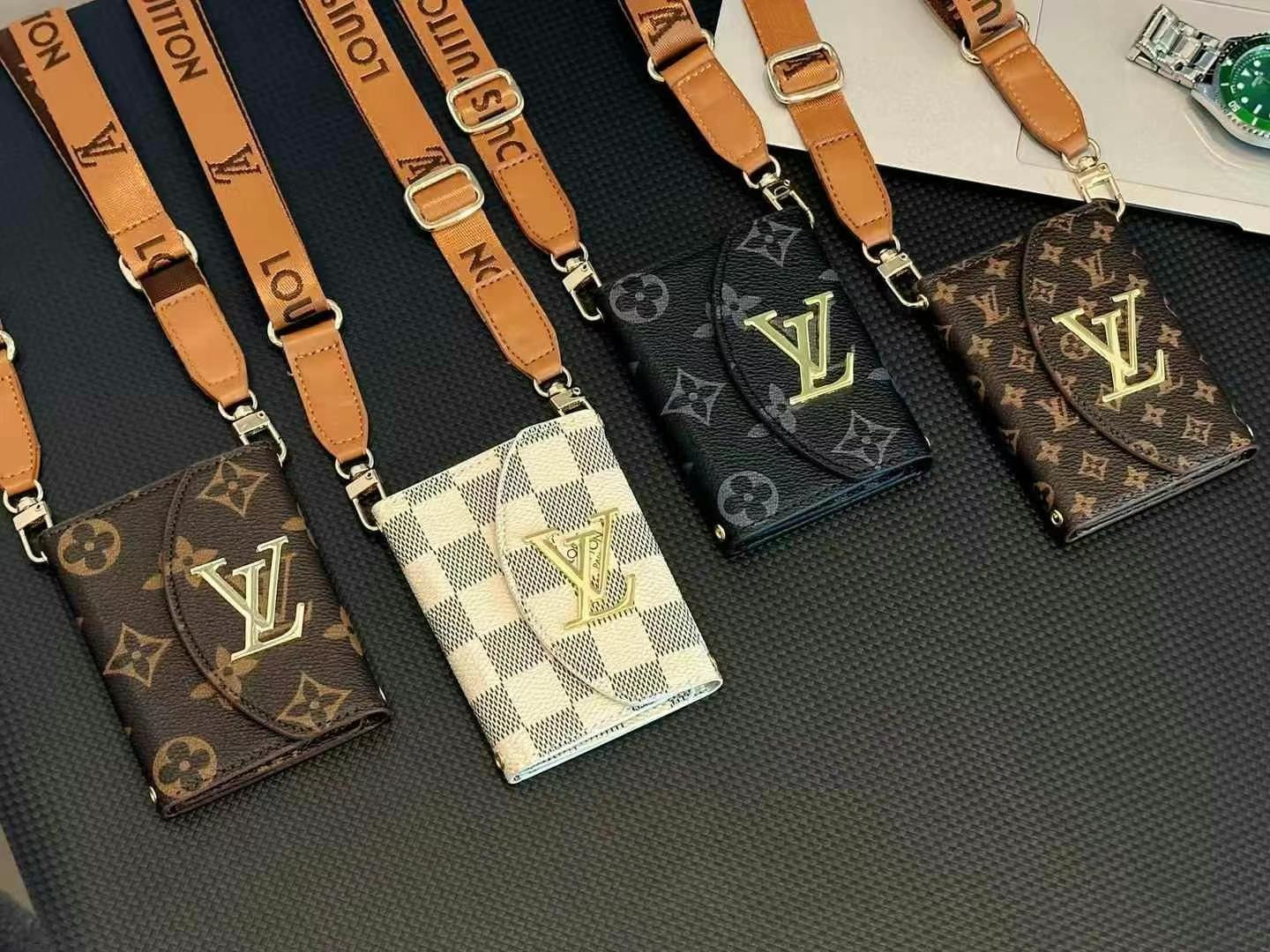 Porta carte a tracolla in pelle goffrata alla moda