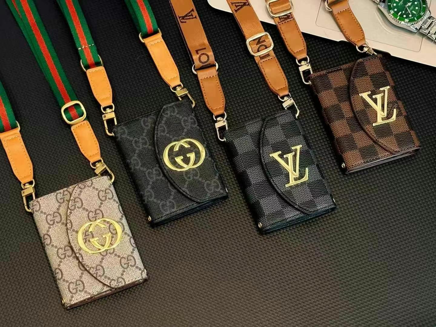 Porta carte a tracolla in pelle goffrata alla moda
