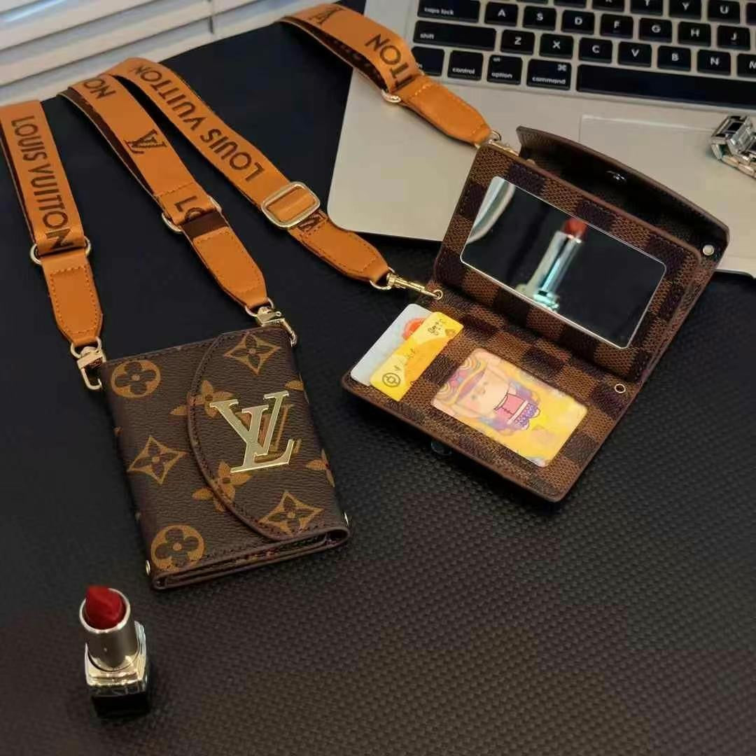 Porta carte a tracolla in pelle goffrata alla moda
