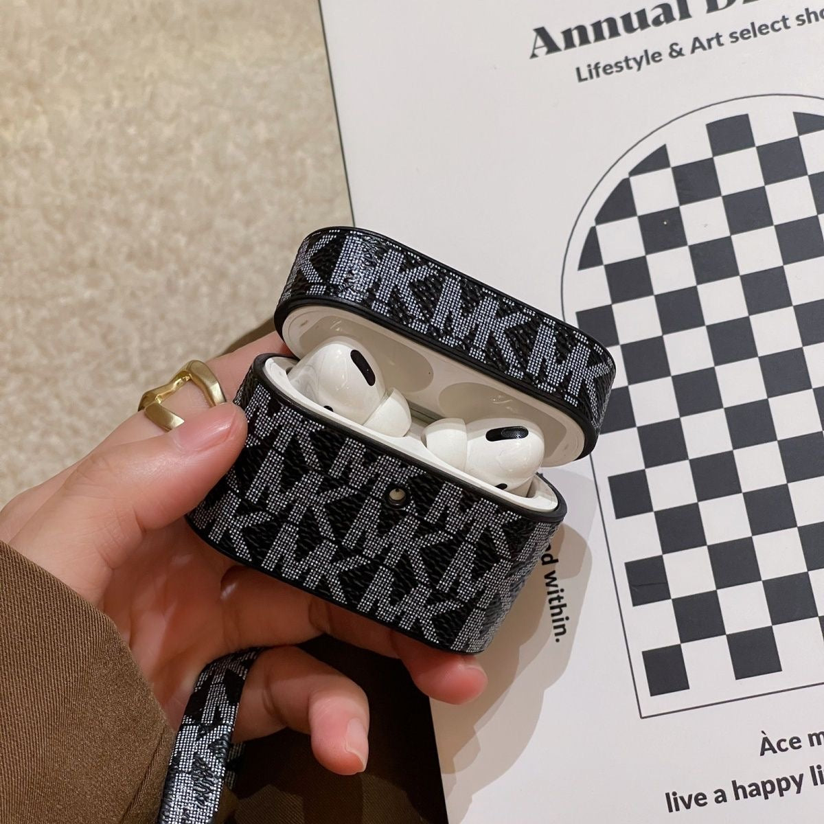 Custodia per AirPods quadrata alla moda