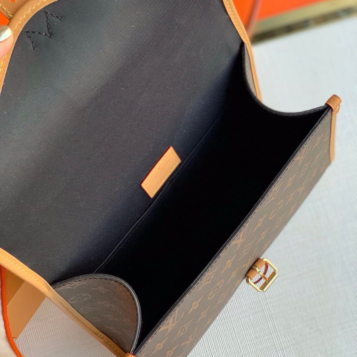 Borsa alla moda quadrata marrone