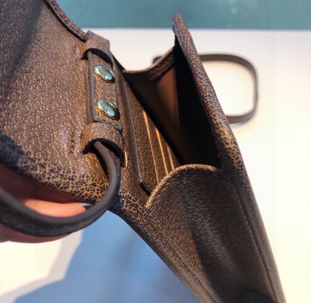 Borsa per telefono marrone a righe