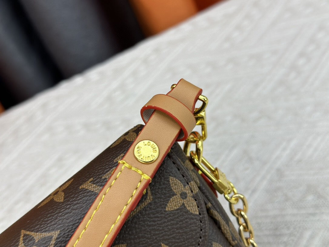 Borsa a catena goffrata marrone
