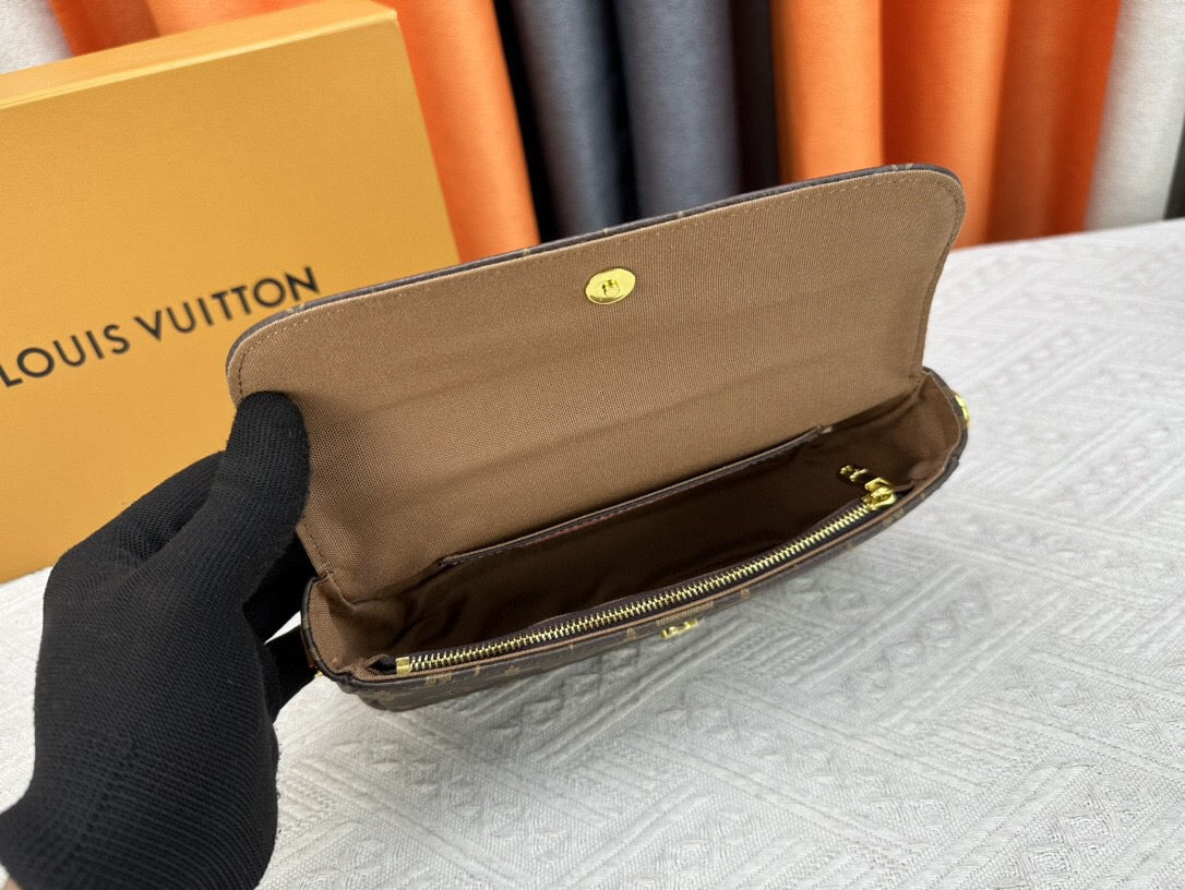 Borsa a catena goffrata marrone