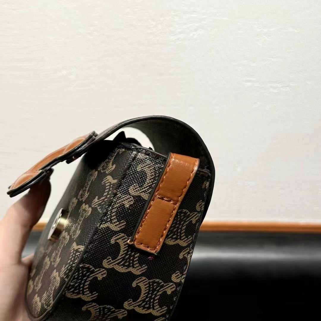 Mini borsa marrone alla moda