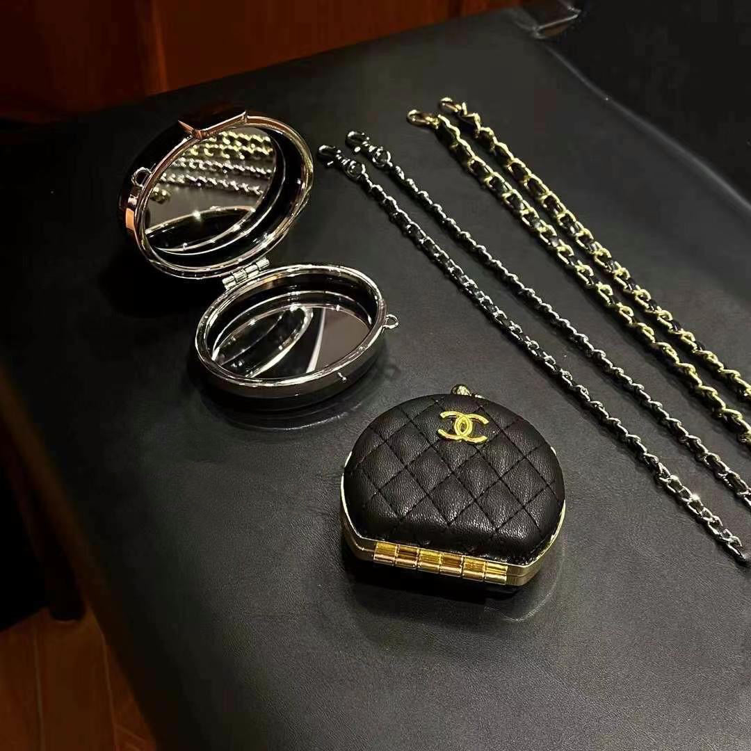 Mini borsa nera con catene