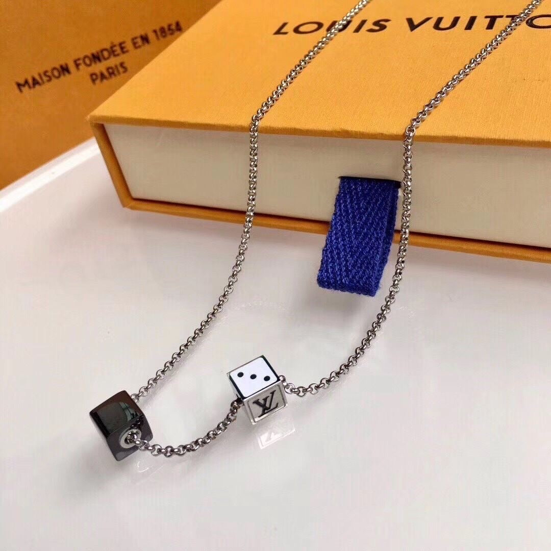 Collana con ciondolo a dado