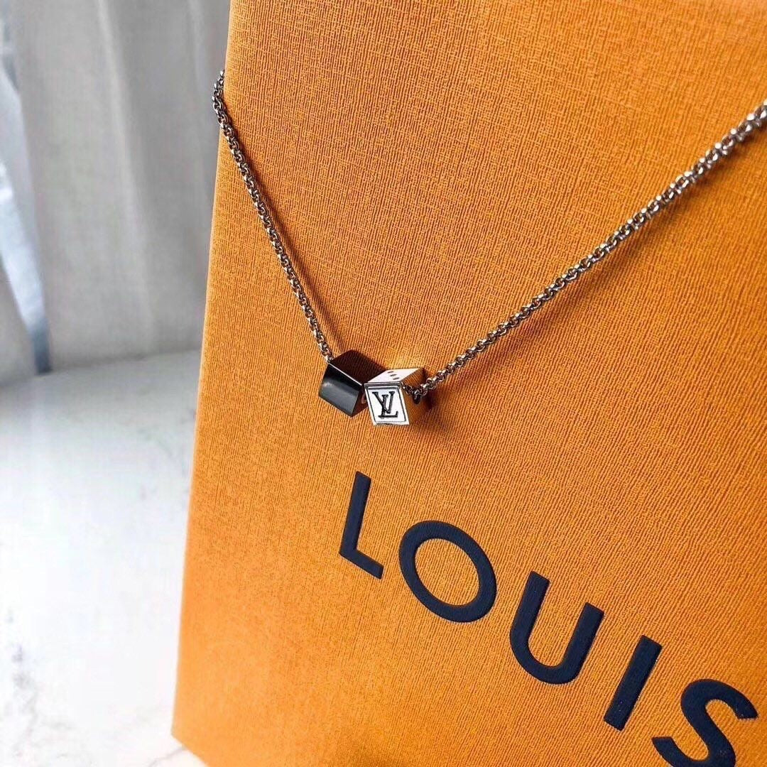 Collana con ciondolo a dado