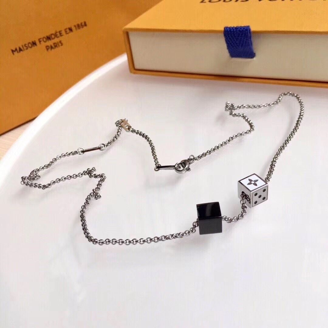 Collana con ciondolo a dado