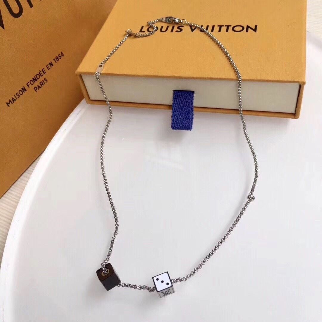 Collana con ciondolo a dado
