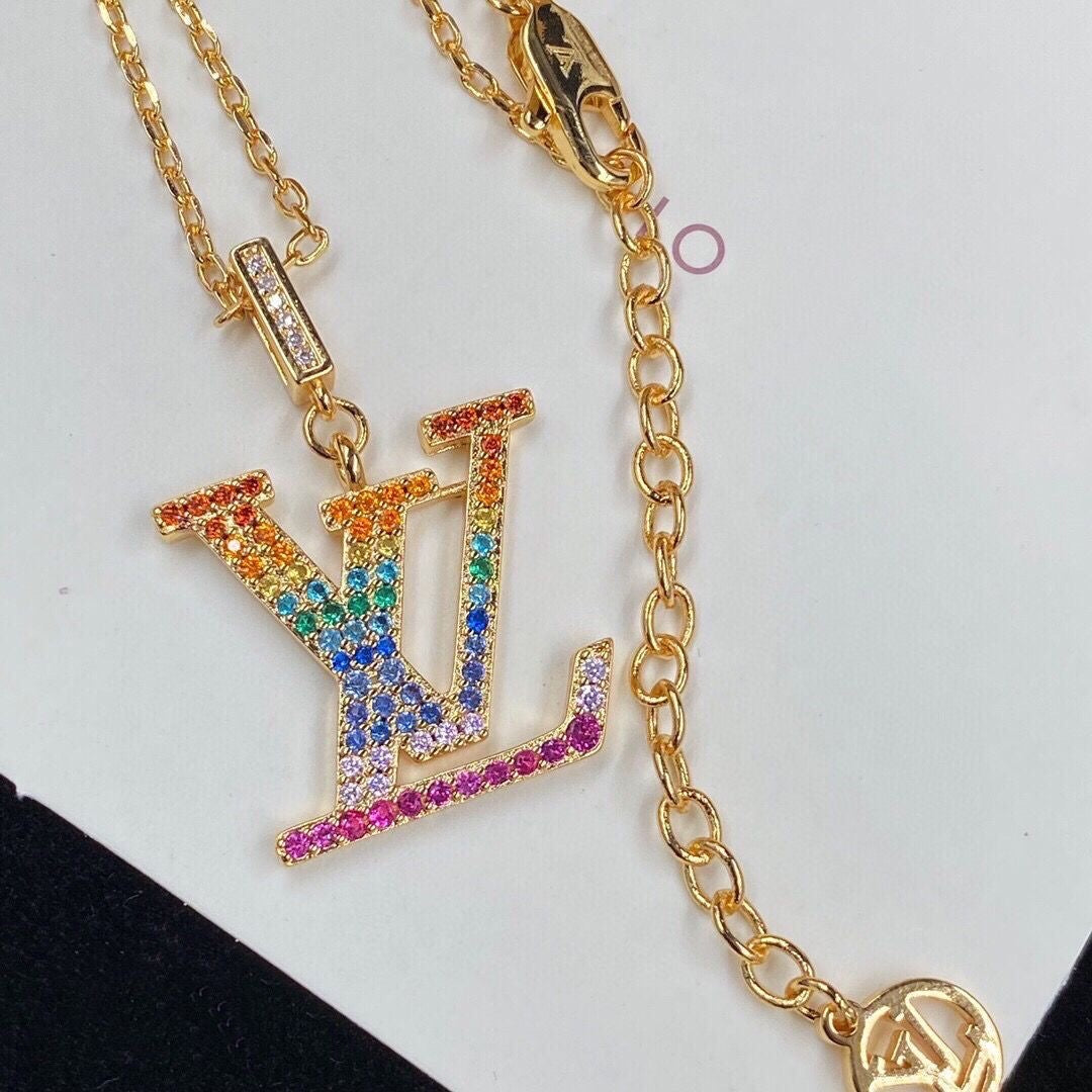 Collana con ciondolo colorato