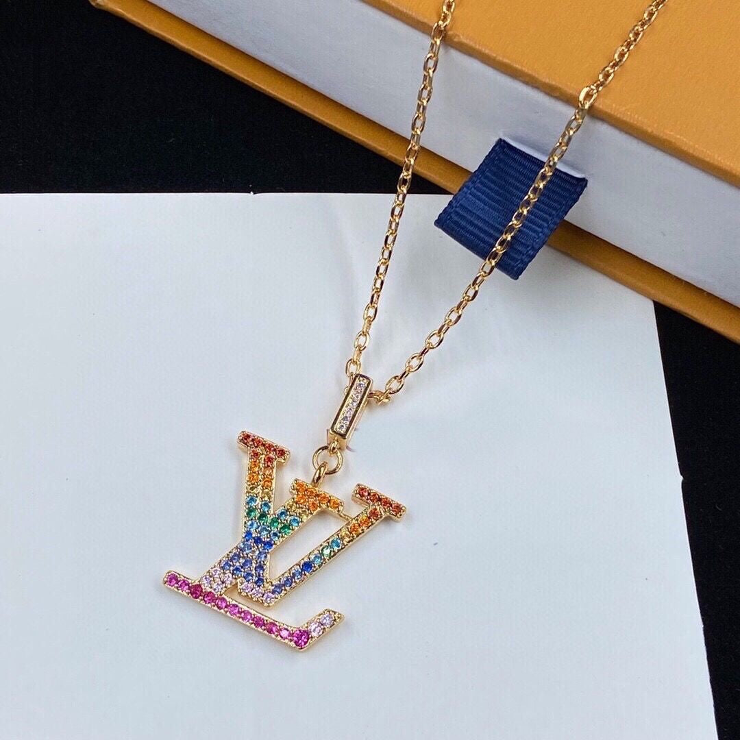 Collana con ciondolo colorato
