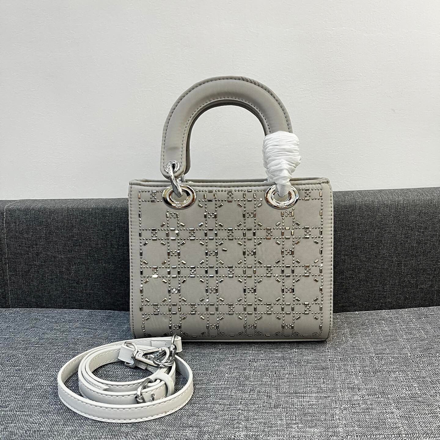 Borsa alla moda con perforazione a caldo