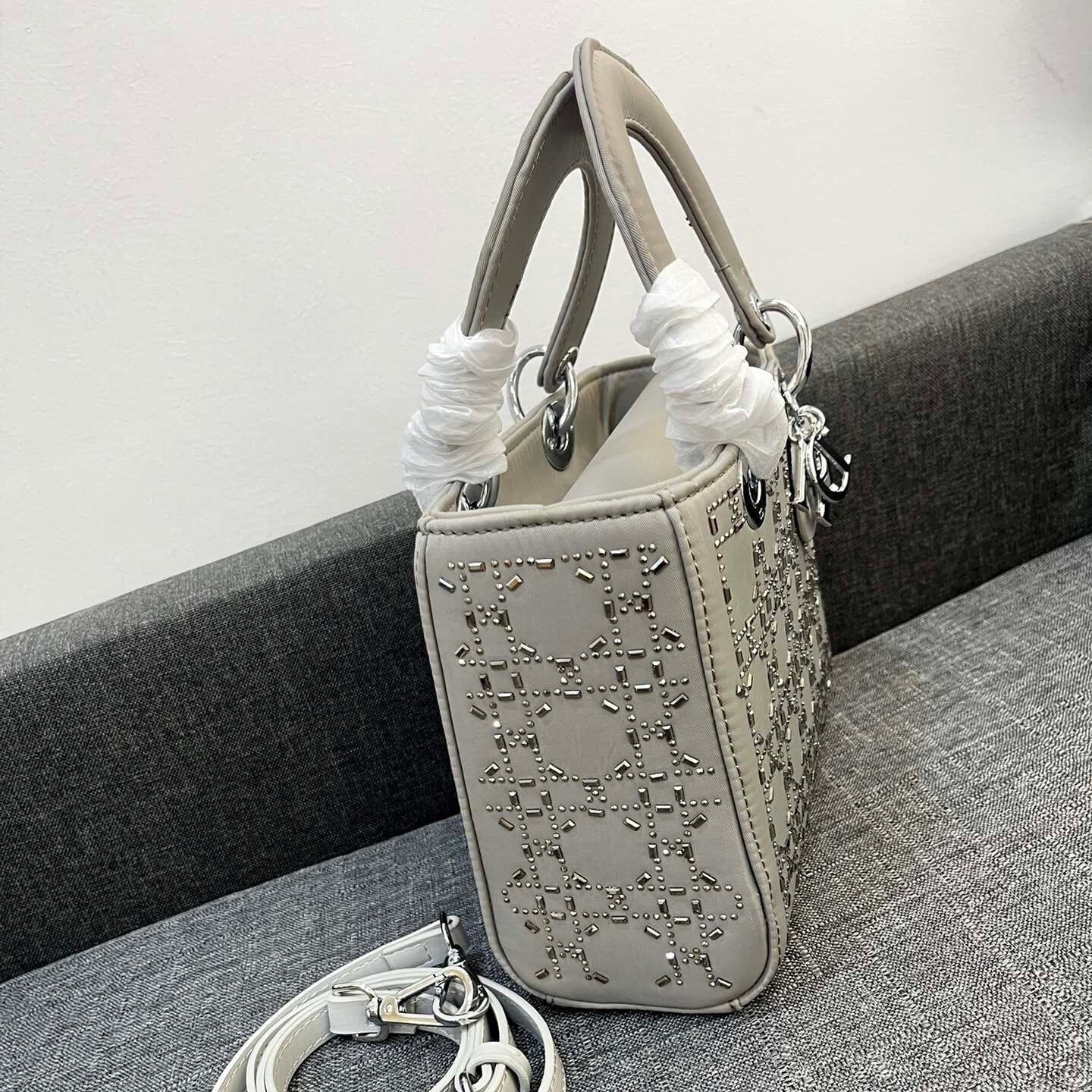 Borsa alla moda con perforazione a caldo