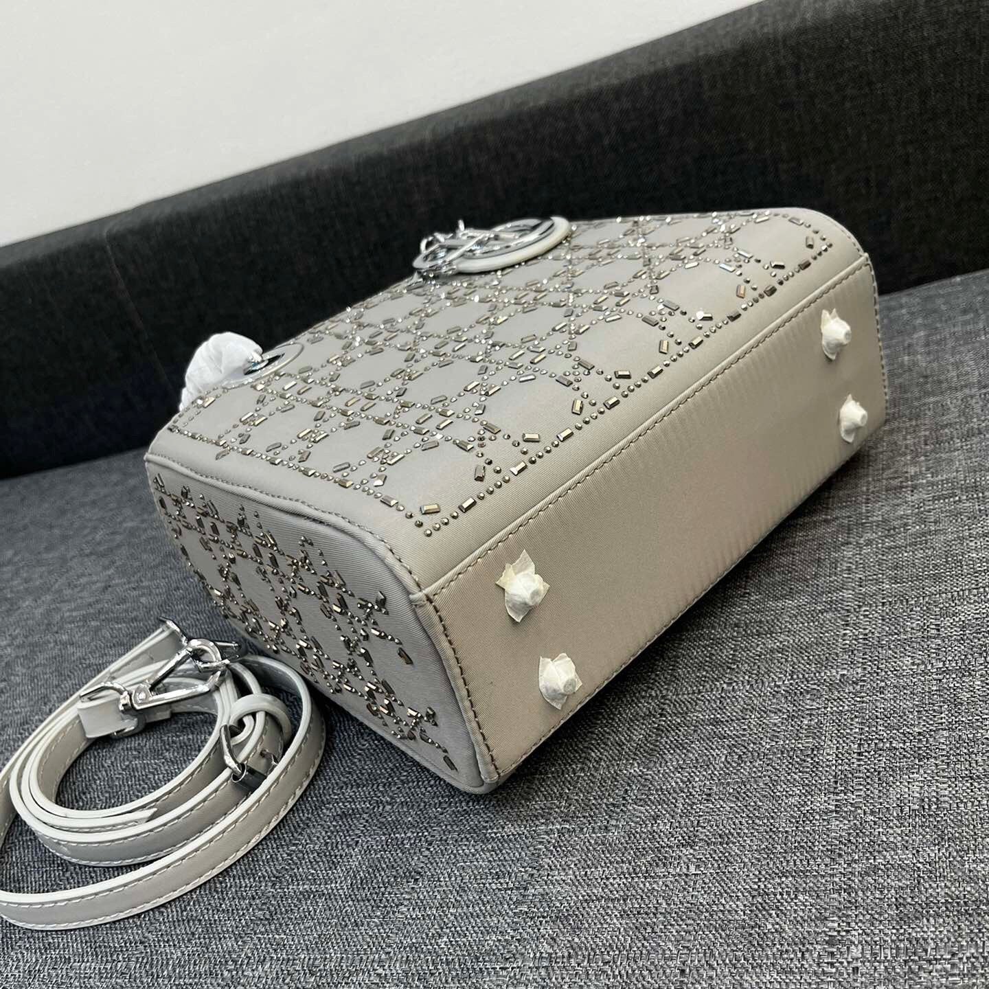Borsa alla moda con perforazione a caldo
