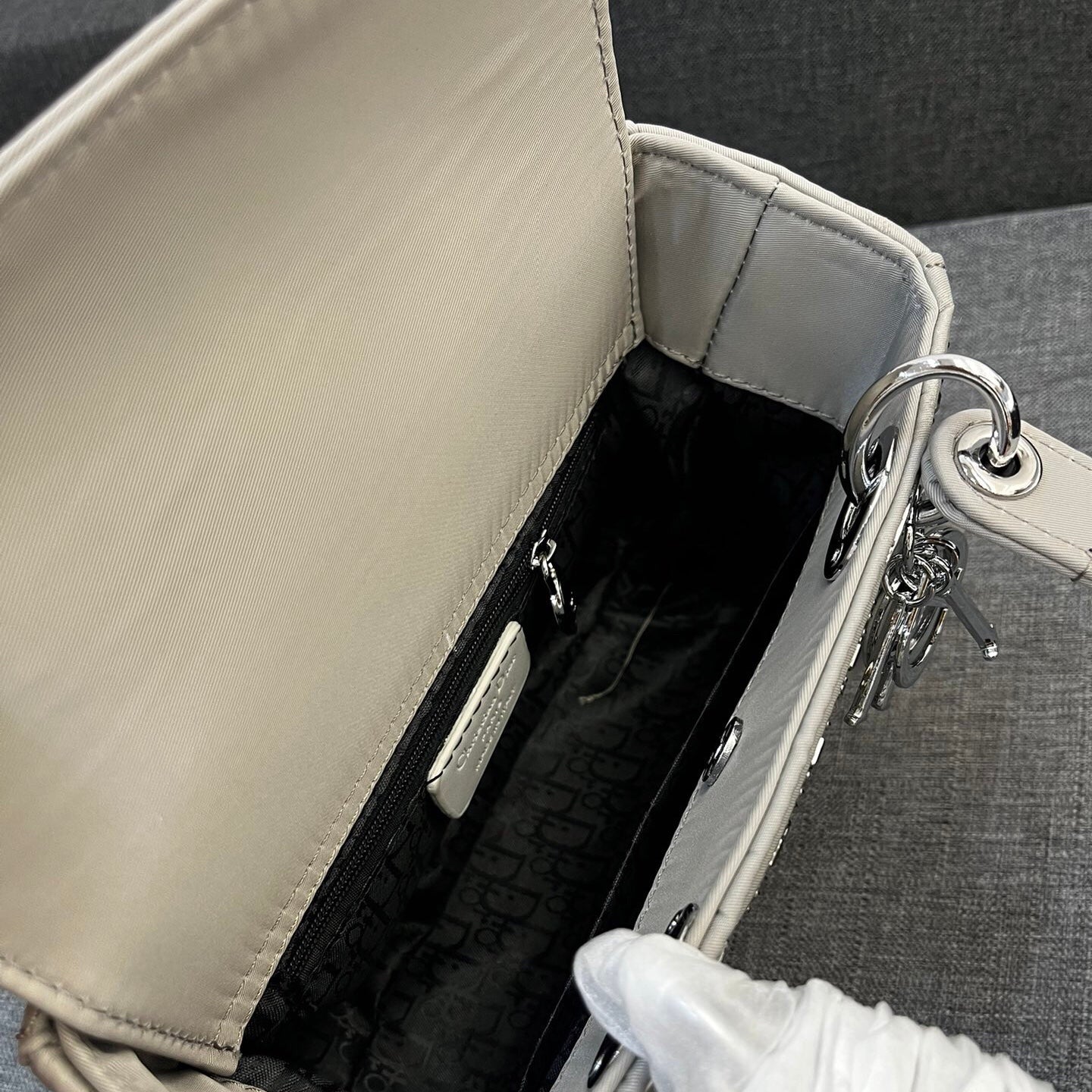 Borsa alla moda con perforazione a caldo