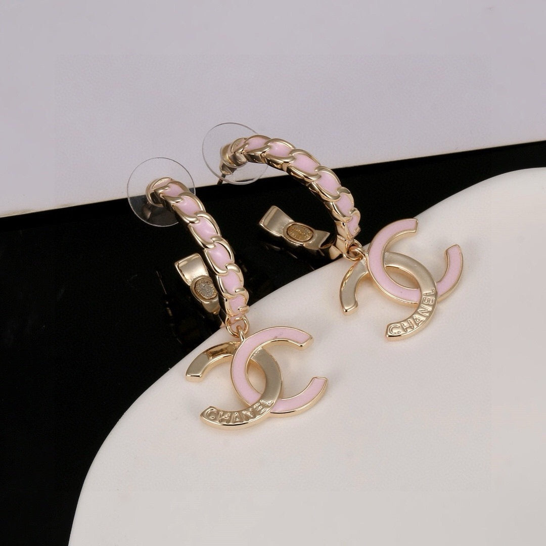 Graziosi orecchini pendenti rosa