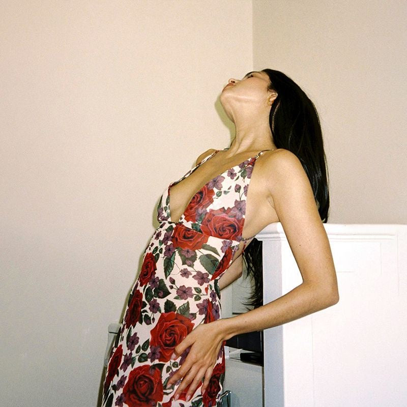 Vestito sexy da ragazza con fiori rossi