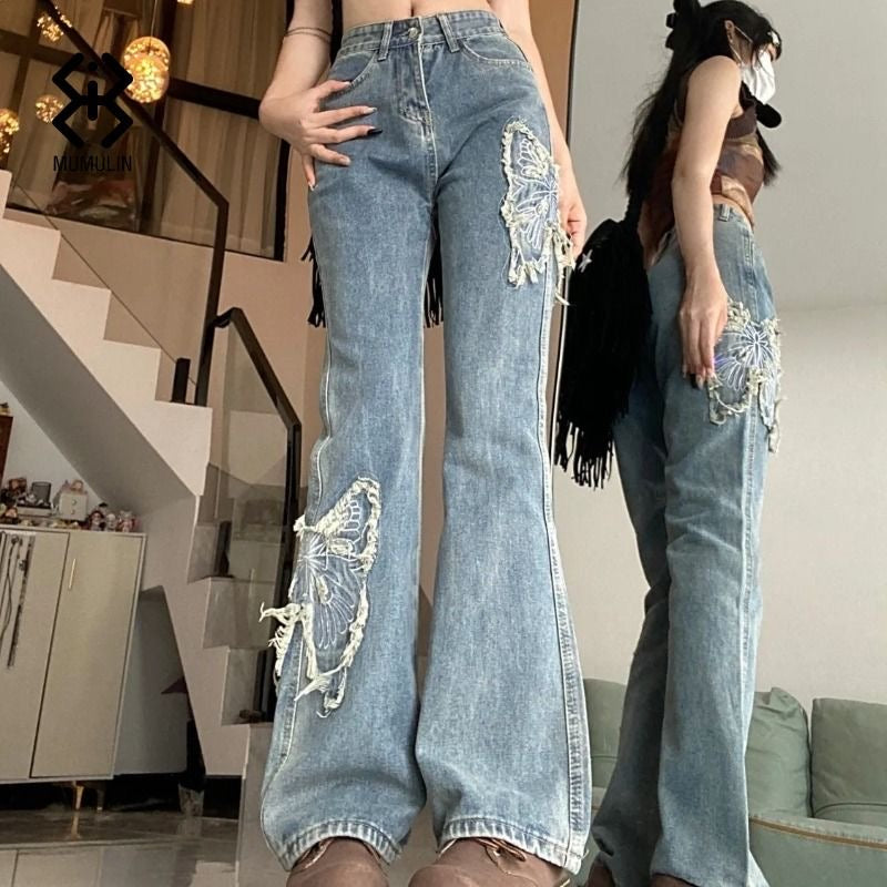 Jeans svasati con farfalle di strass