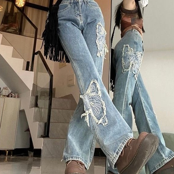 Jeans svasati con farfalle di strass