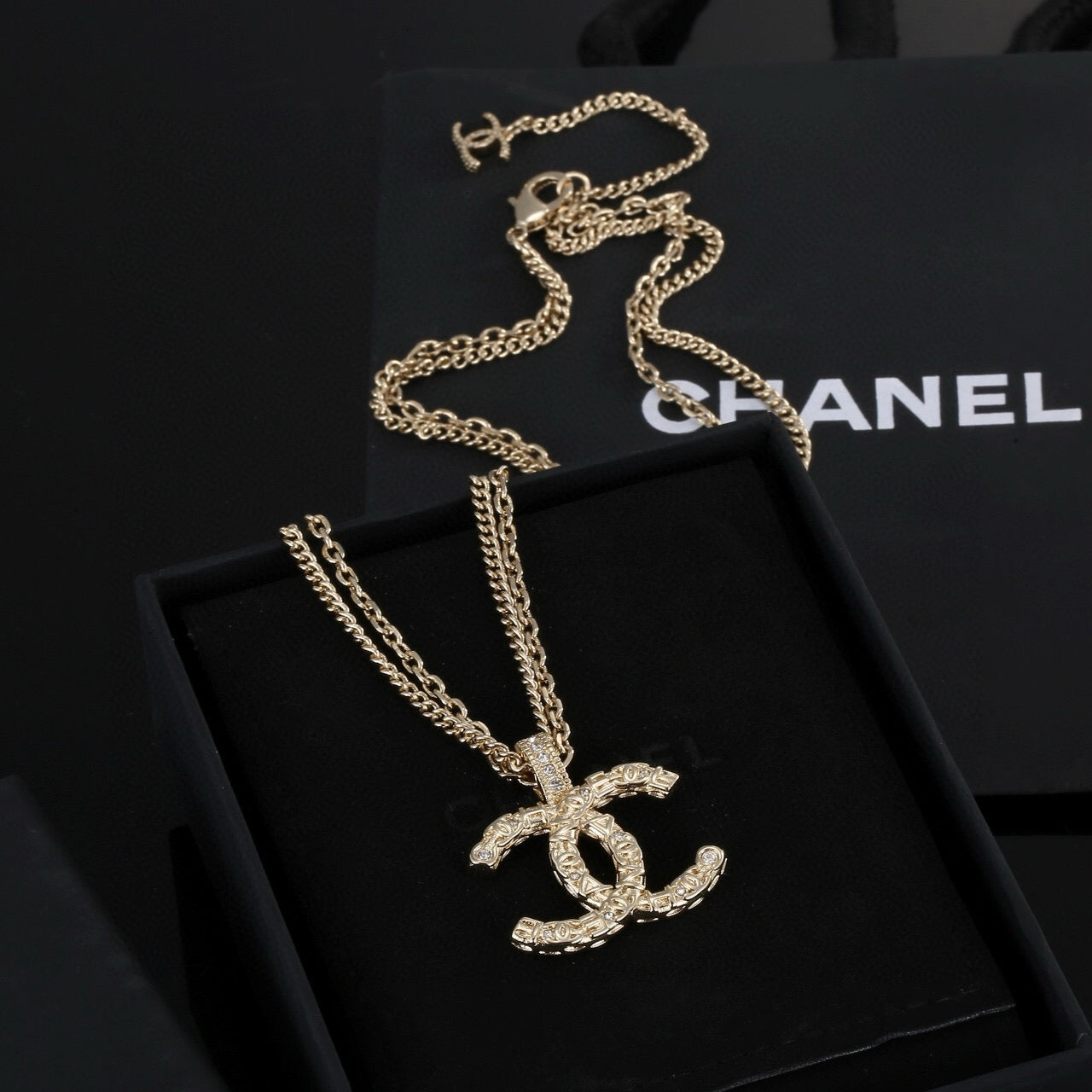 Collana con catena in oro alla moda