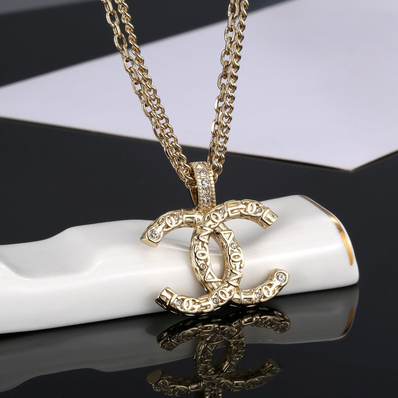 Collana con catena in oro alla moda
