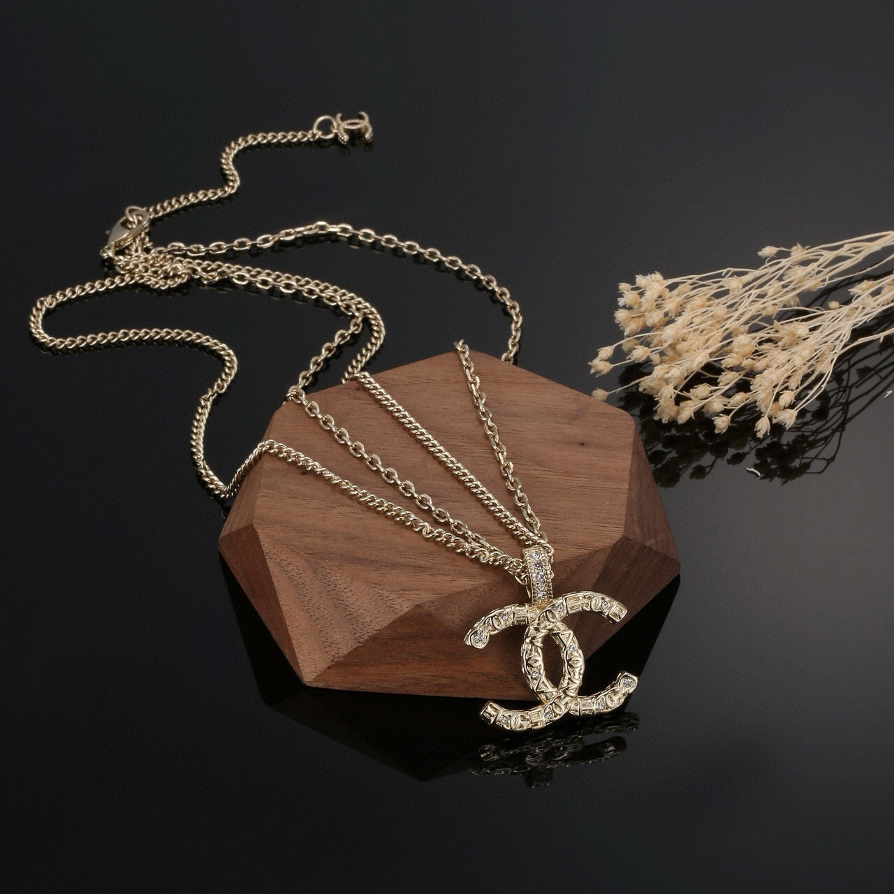 Collana con catena in oro alla moda