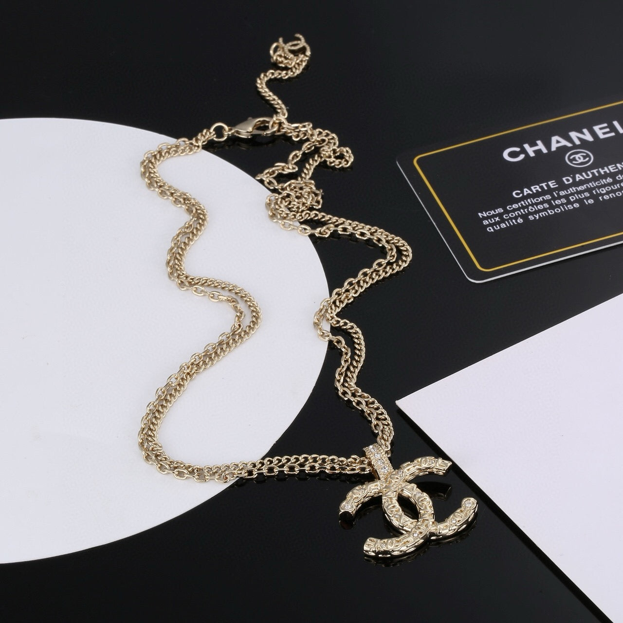 Collana con catena in oro alla moda