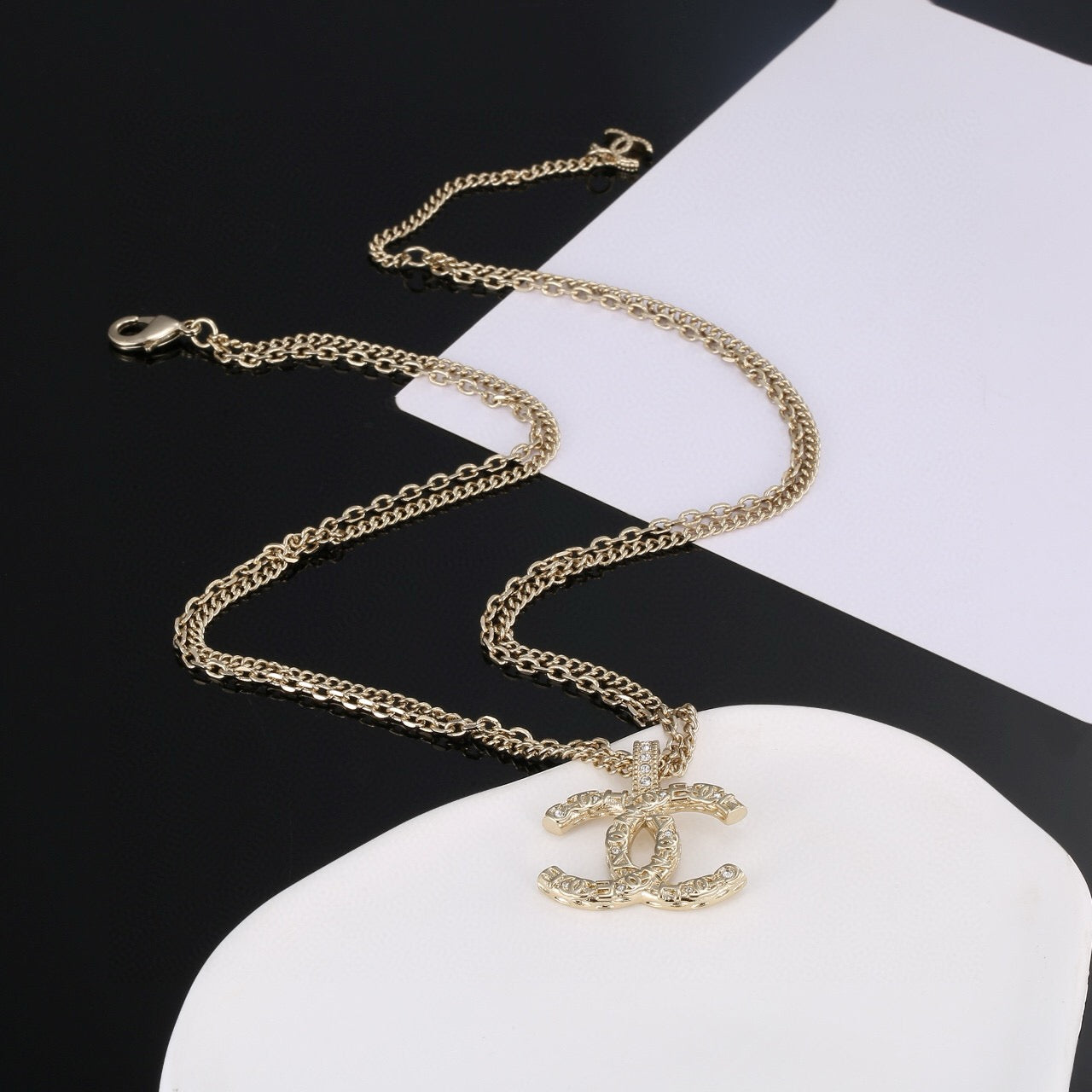 Collana con catena in oro alla moda