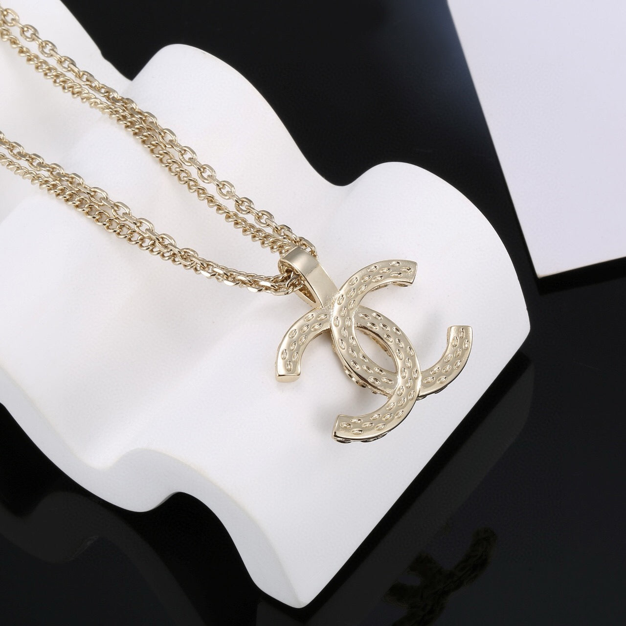 Collana con catena in oro alla moda