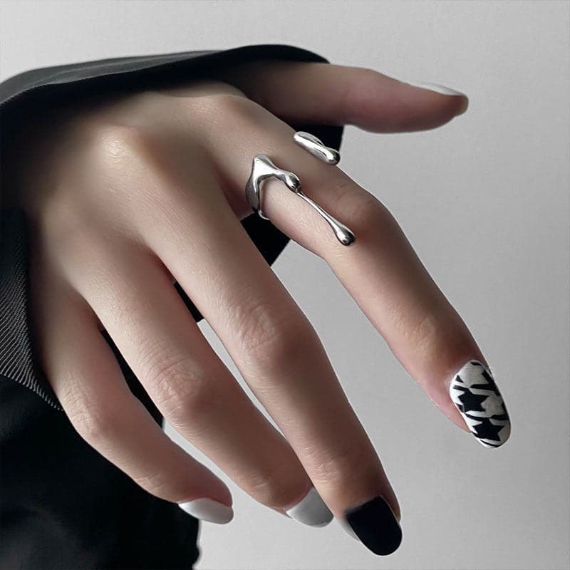Anello aperto in argento lavico irregolare