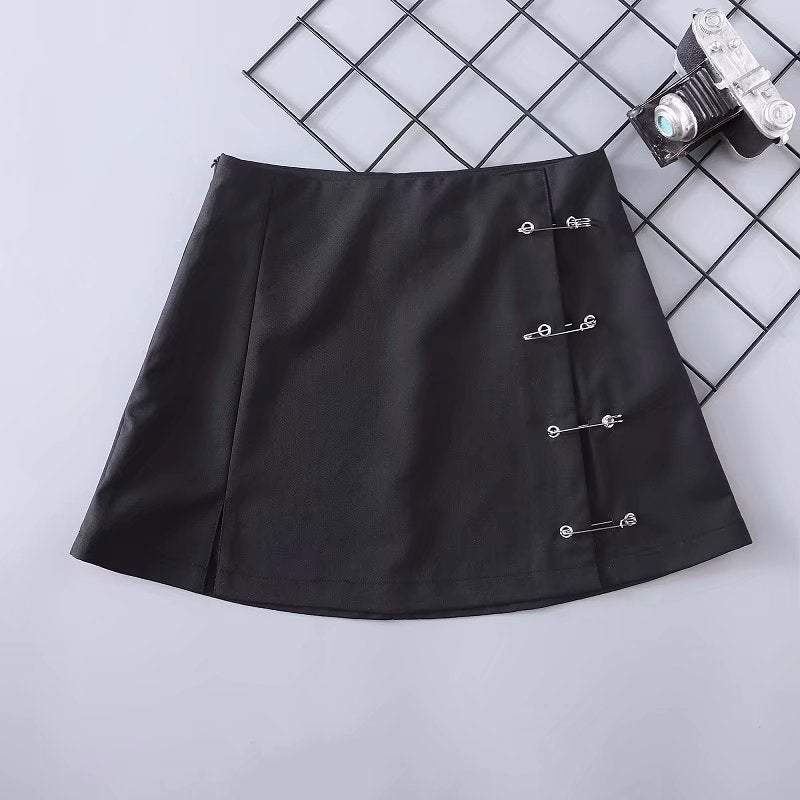 Minigonna nera con spilla