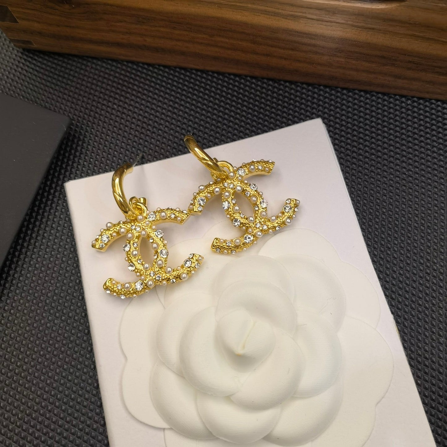 Orecchini con diamanti e perle dorate