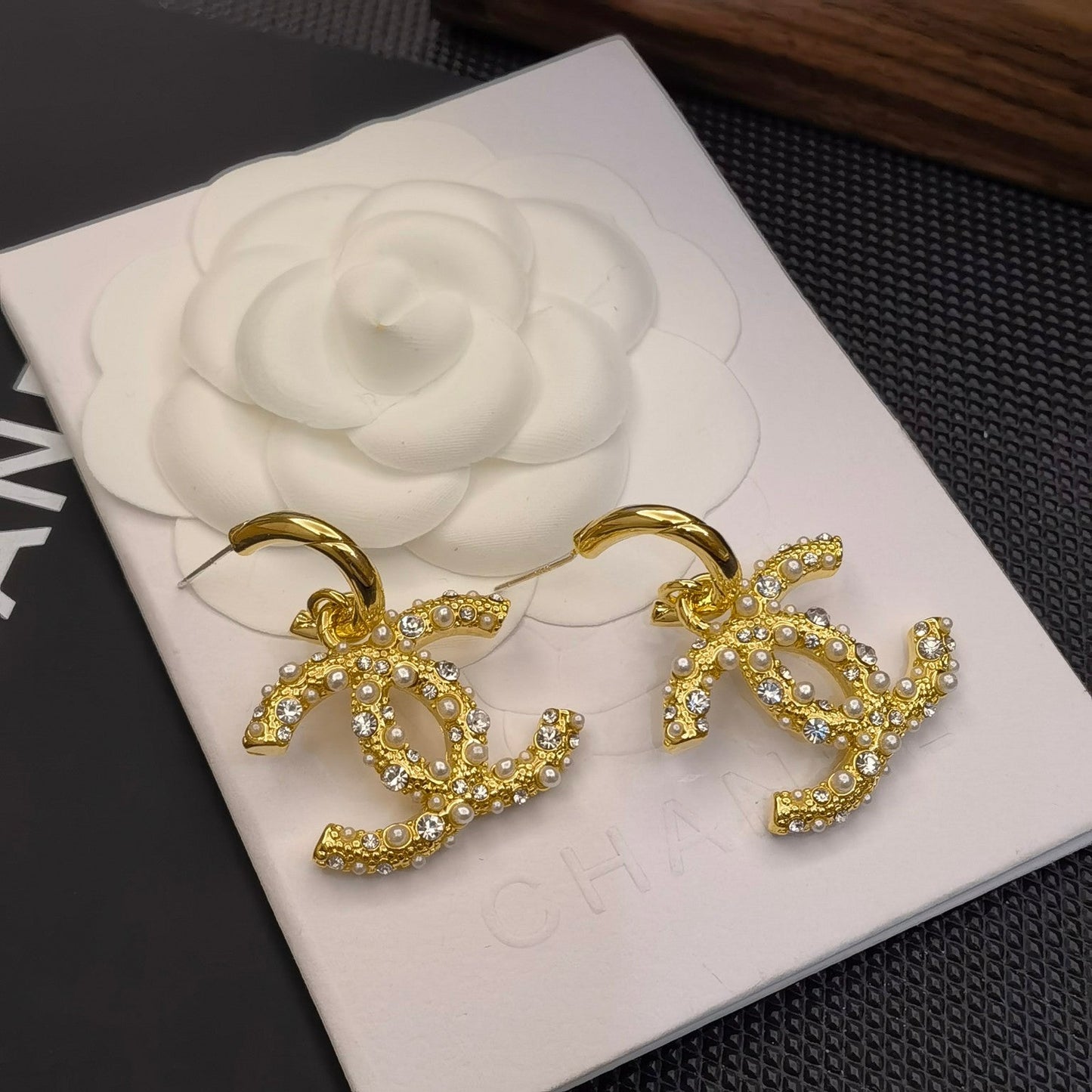 Orecchini con diamanti e perle dorate