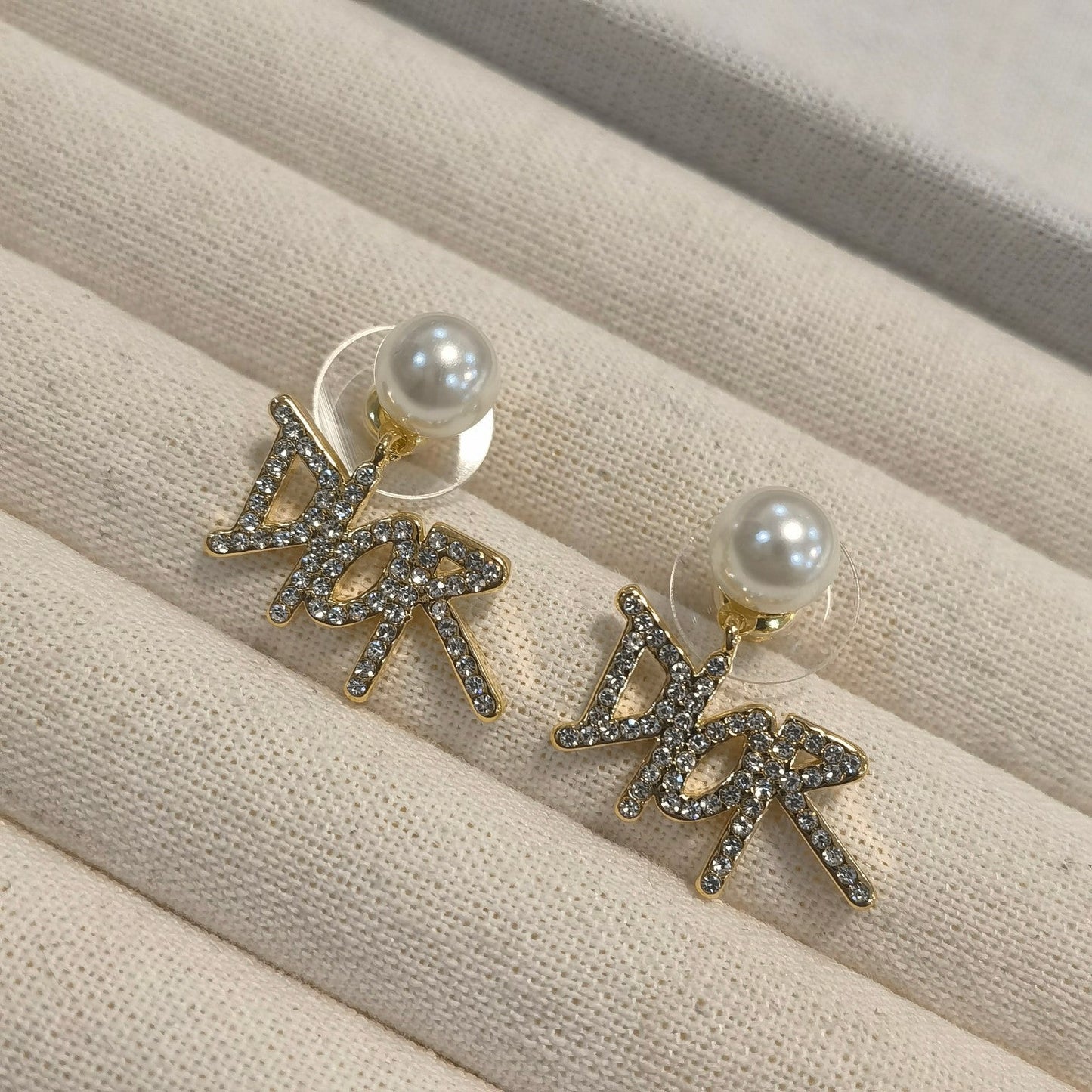 Eleganti orecchini di perle con lettere di strass