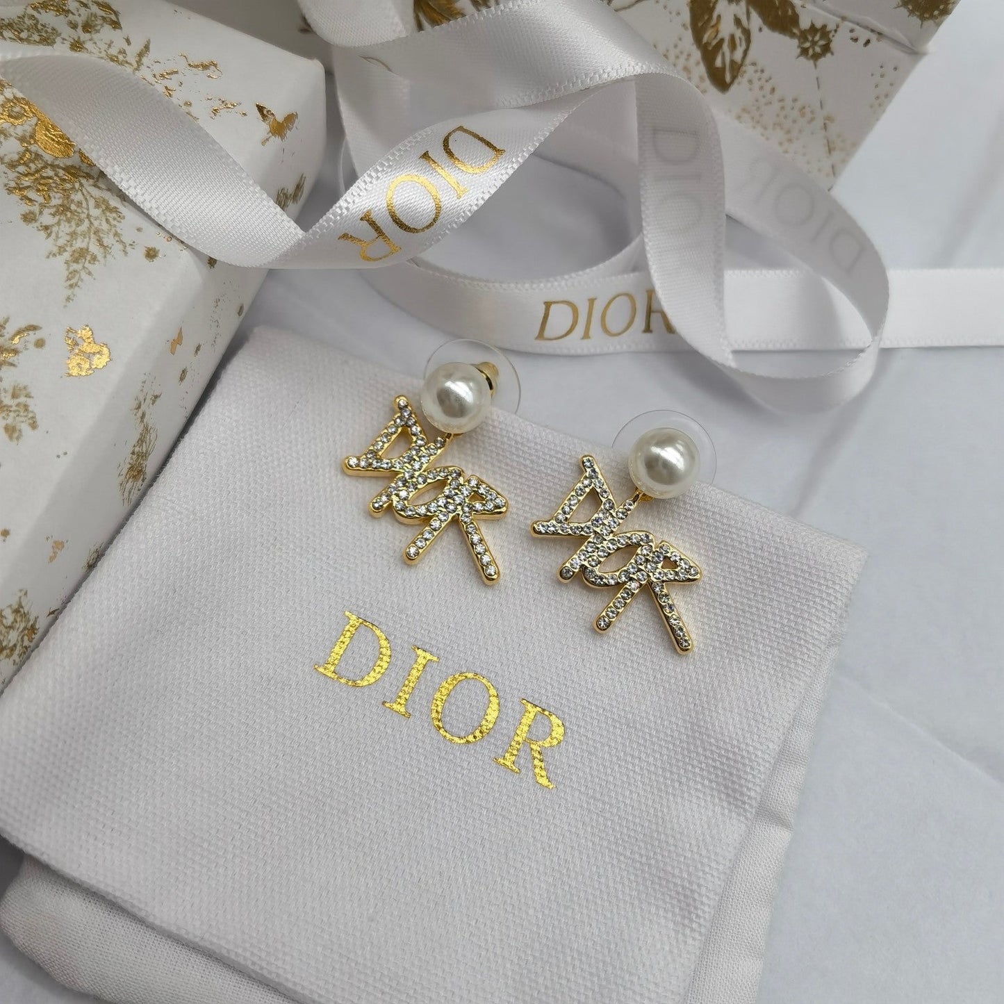 Eleganti orecchini di perle con lettere di strass