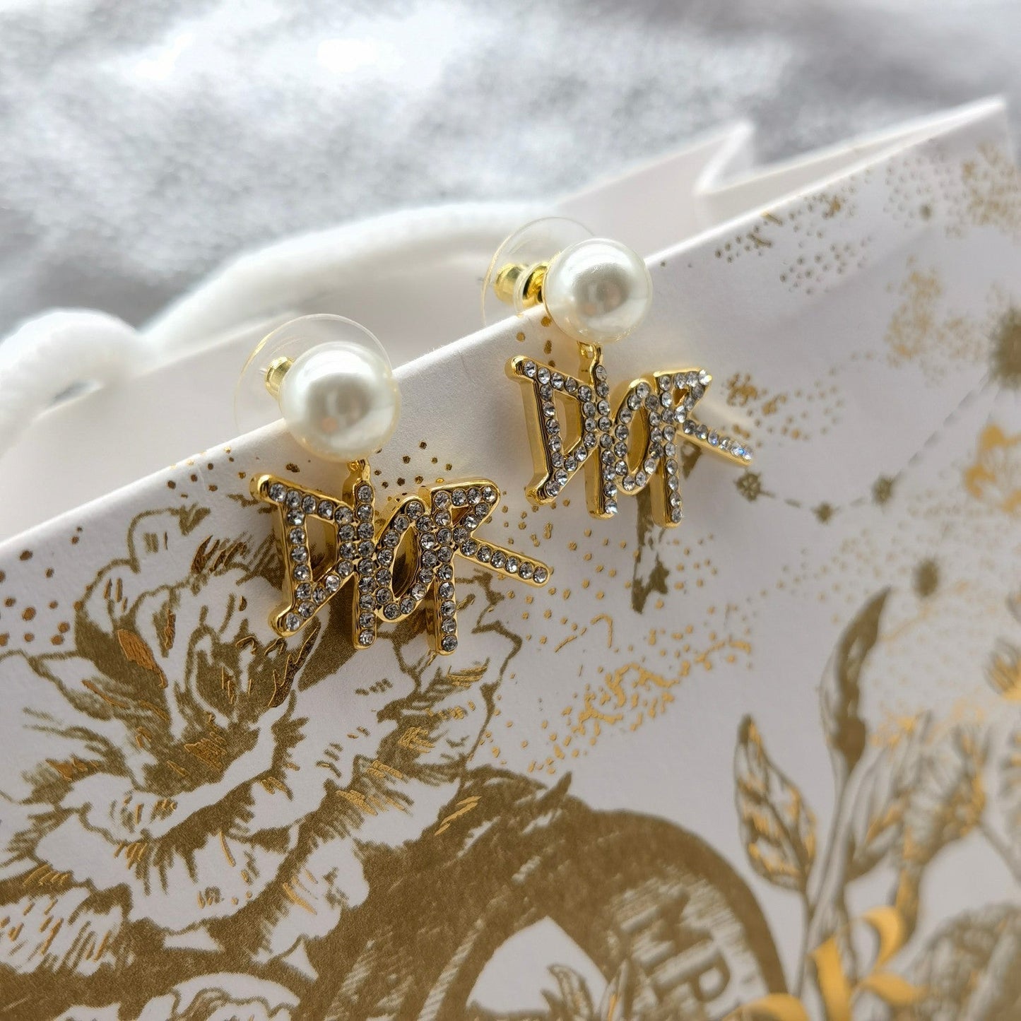 Eleganti orecchini di perle con lettere di strass