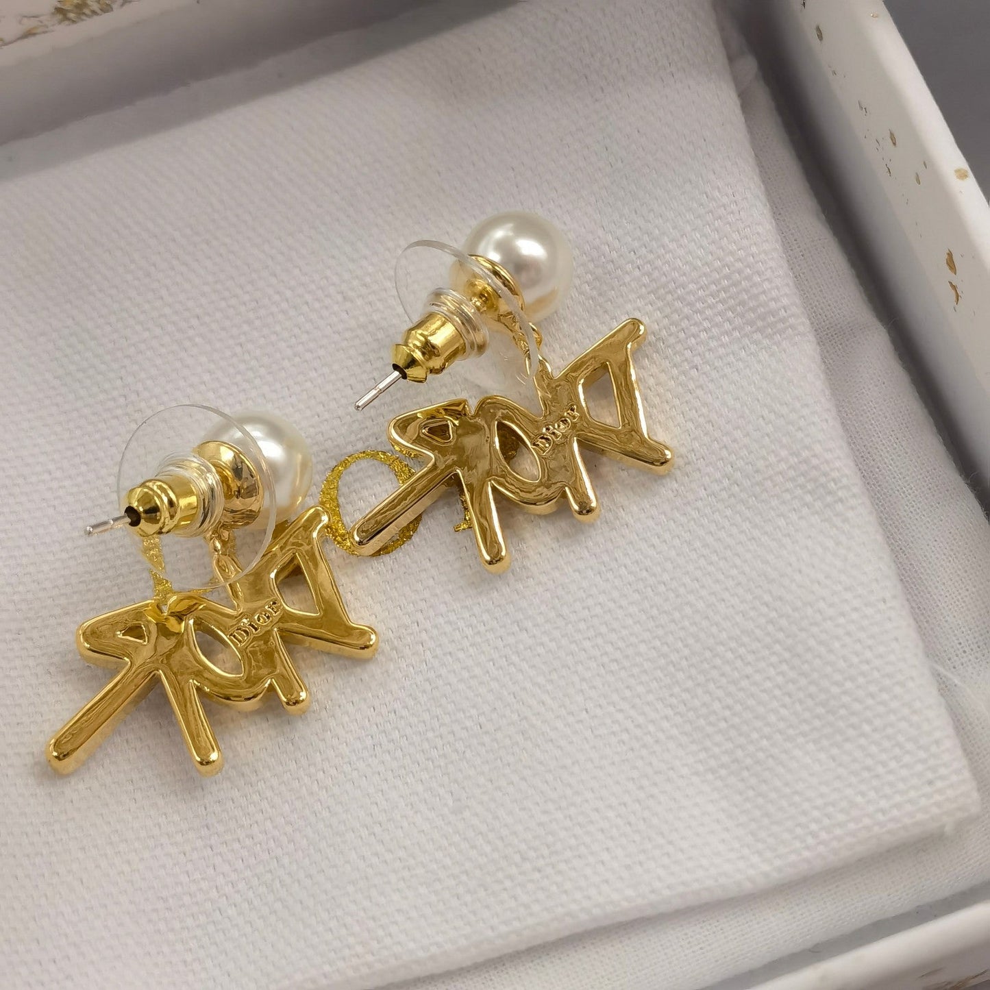 Eleganti orecchini di perle con lettere di strass