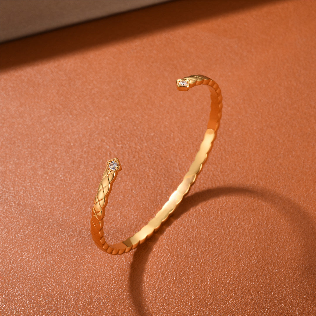 Bracciale aperto con motivo trapuntato e diamanti