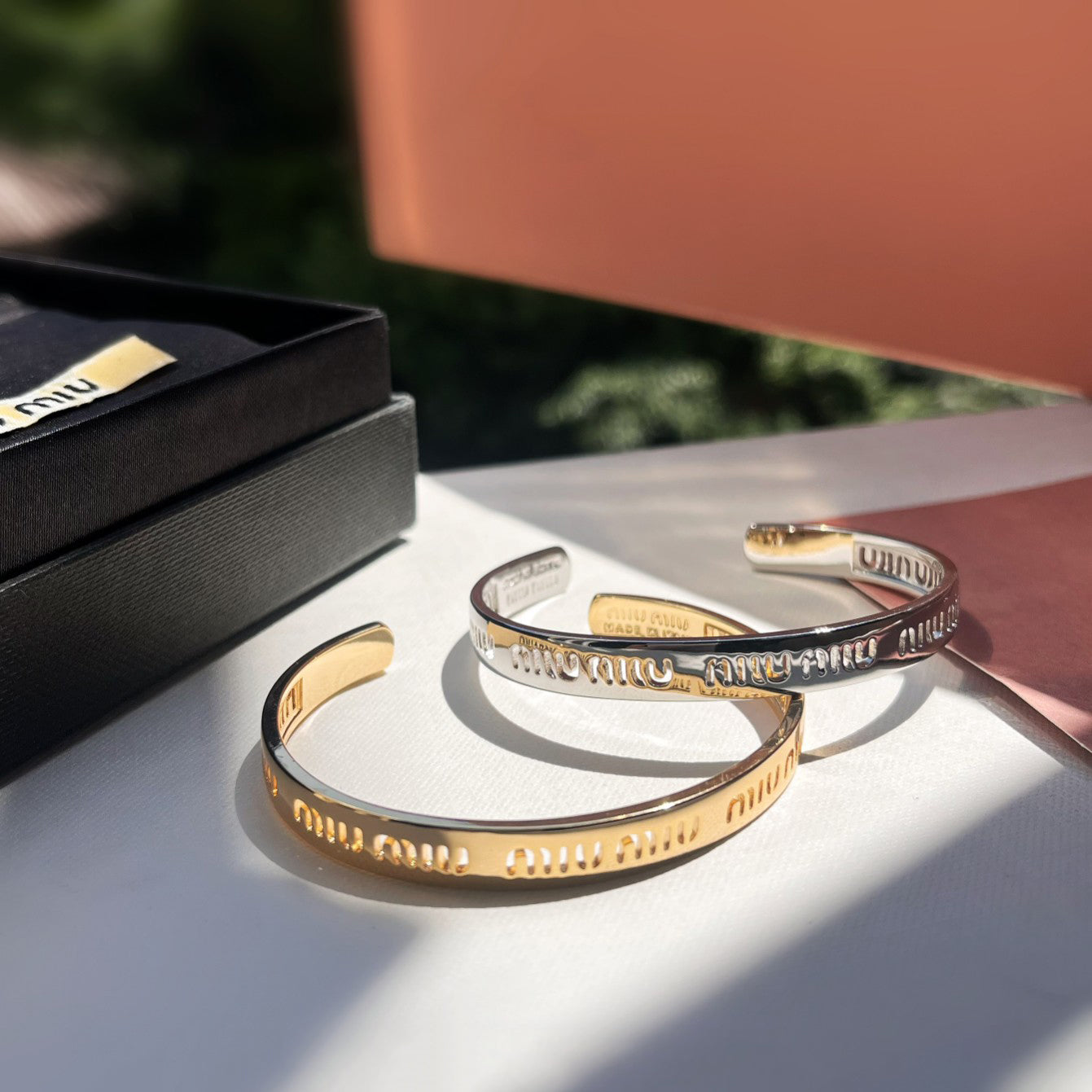 Bracciale aperto alla moda