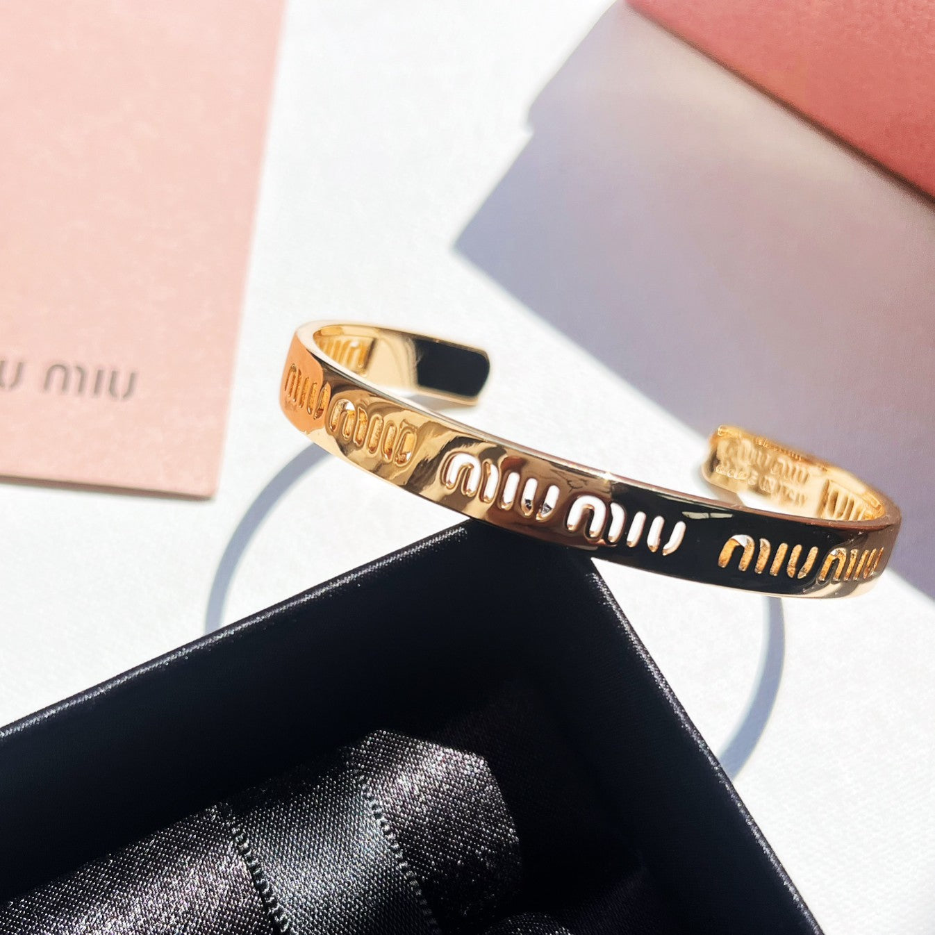 Bracciale aperto alla moda