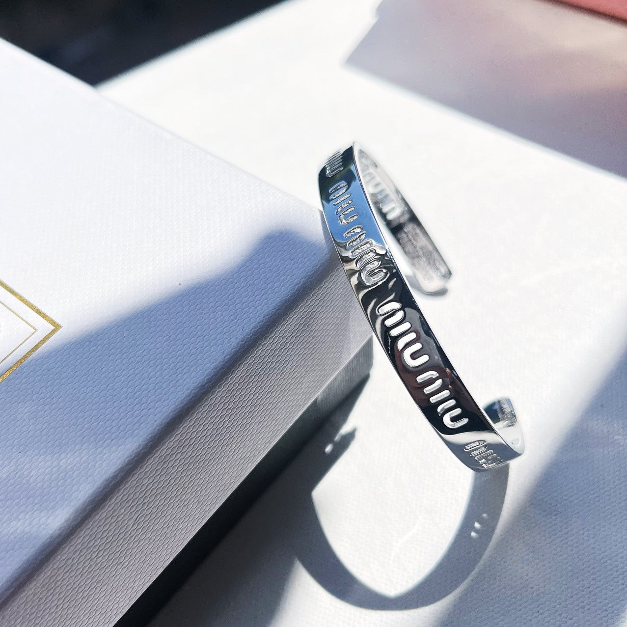 Bracciale aperto alla moda