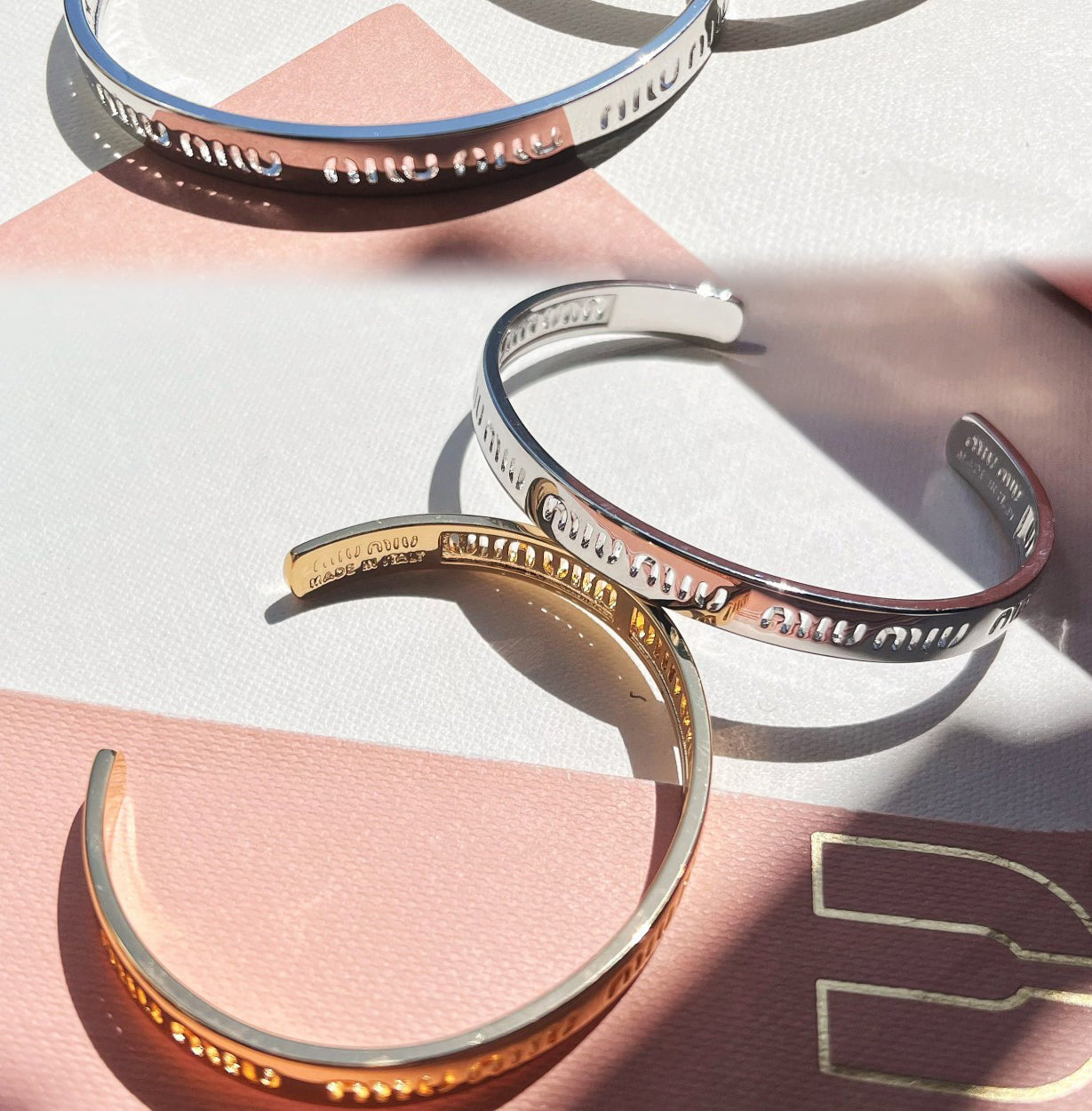 Bracciale aperto alla moda
