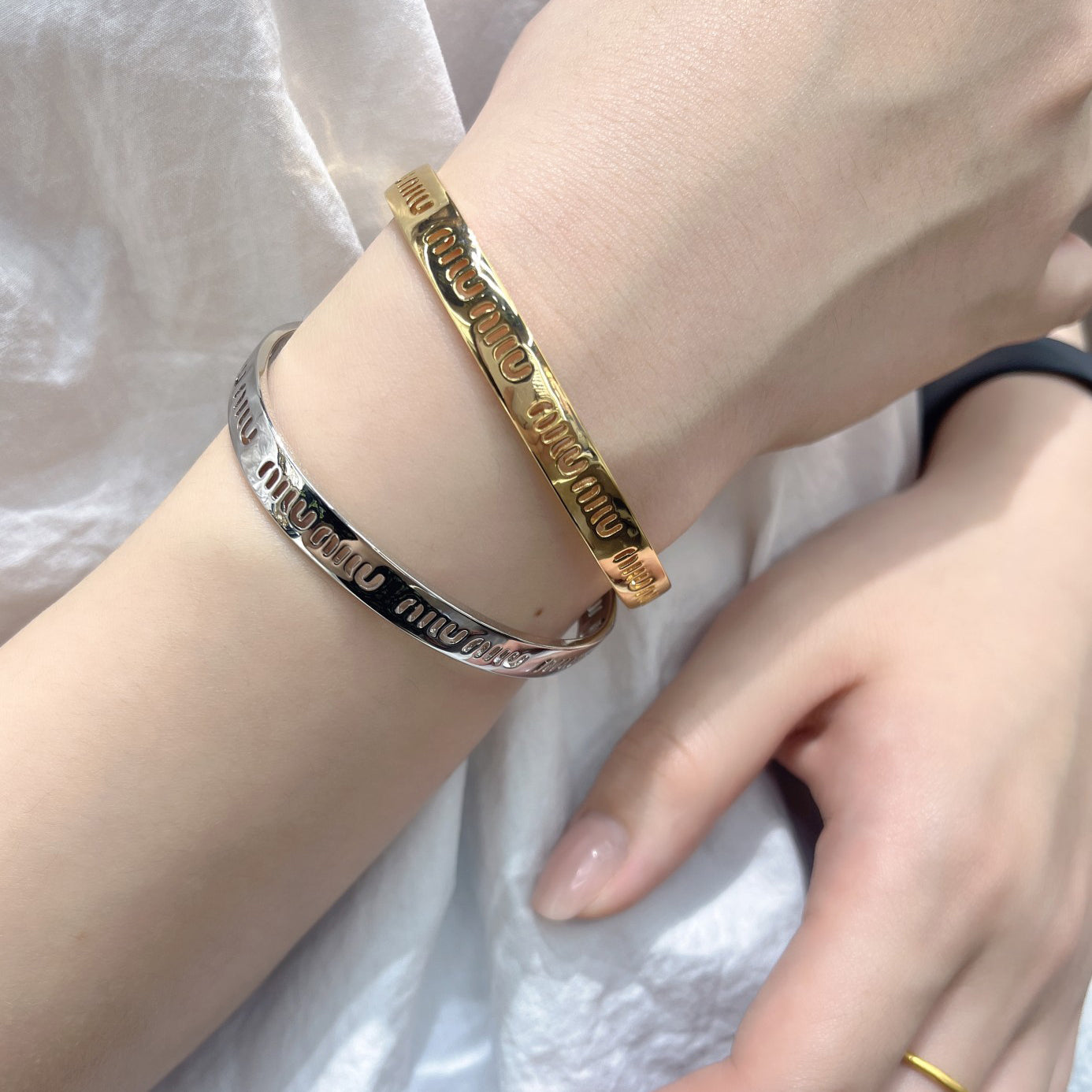 Bracciale aperto alla moda