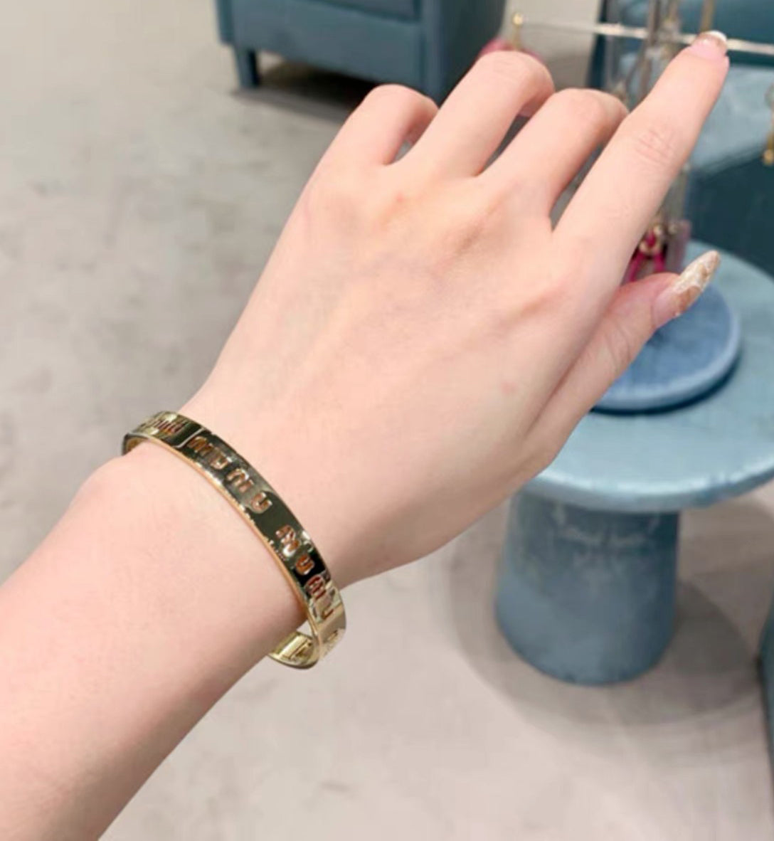 Bracciale aperto alla moda
