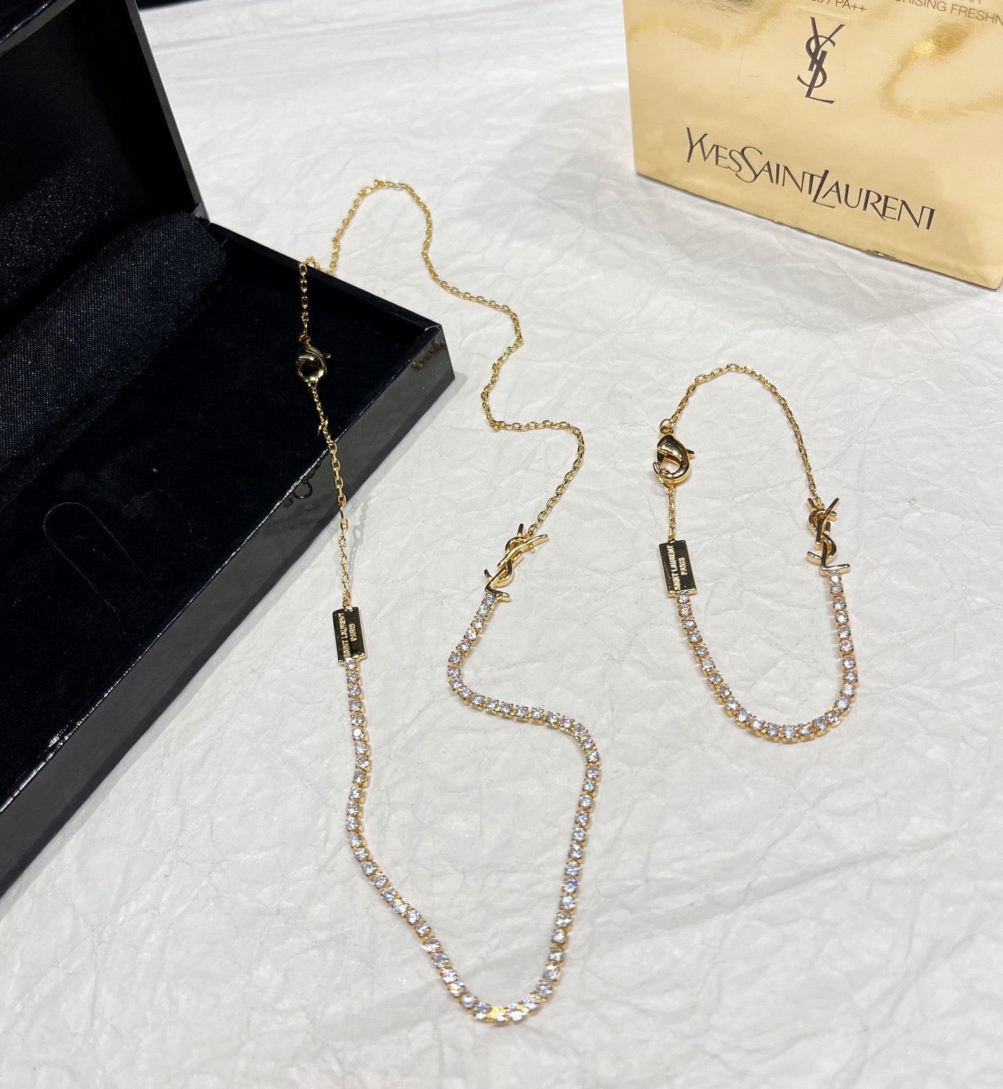 Collana con strass alla moda