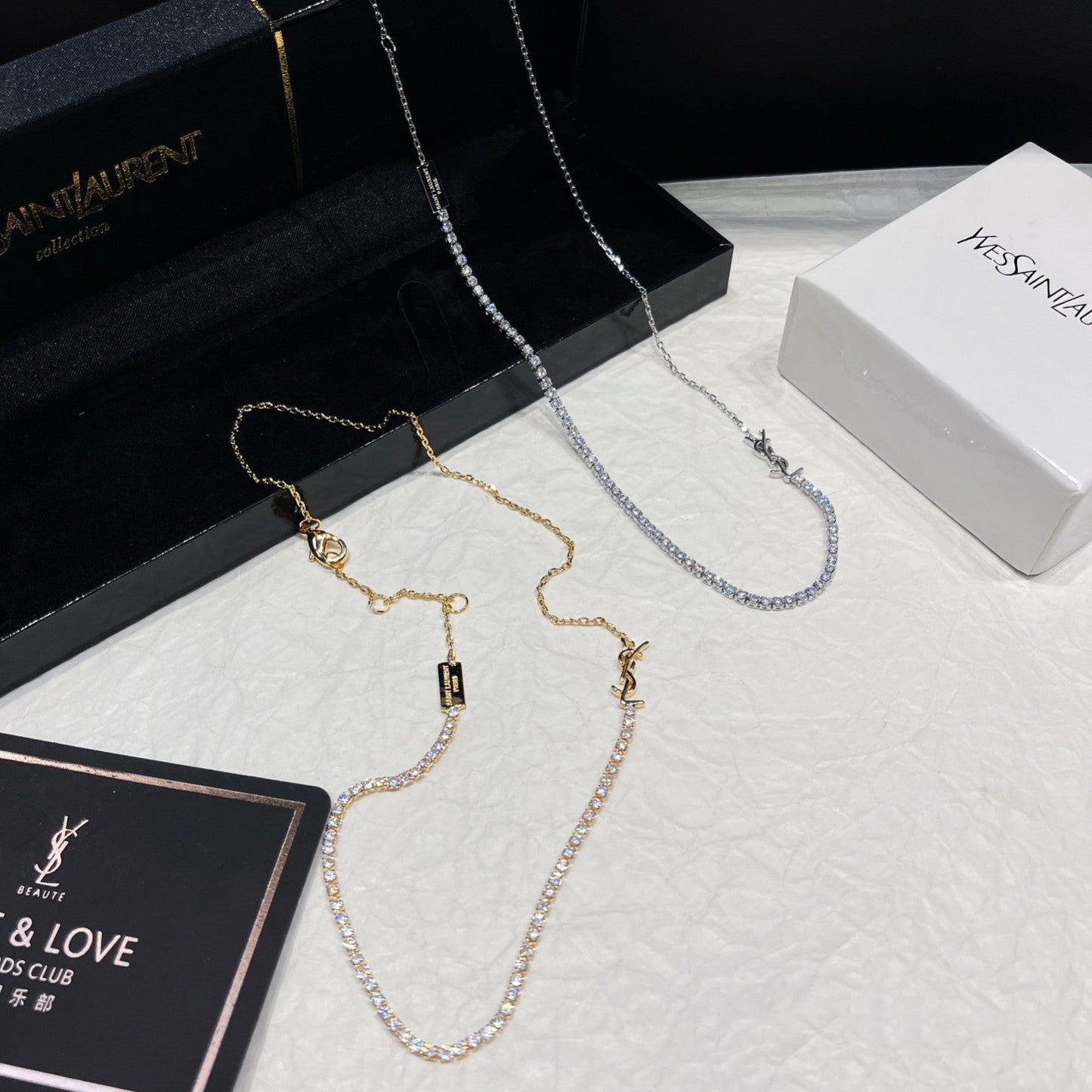 Collana con strass alla moda