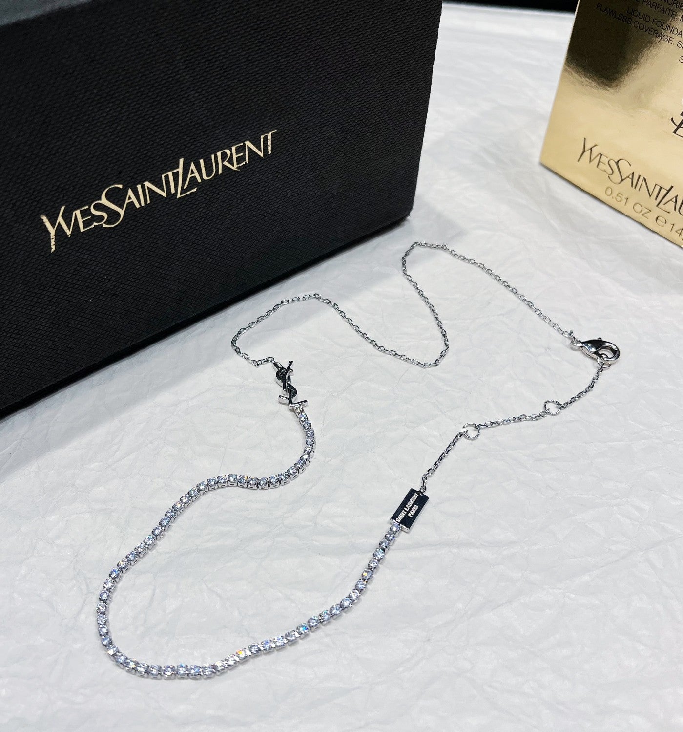 Collana con strass alla moda