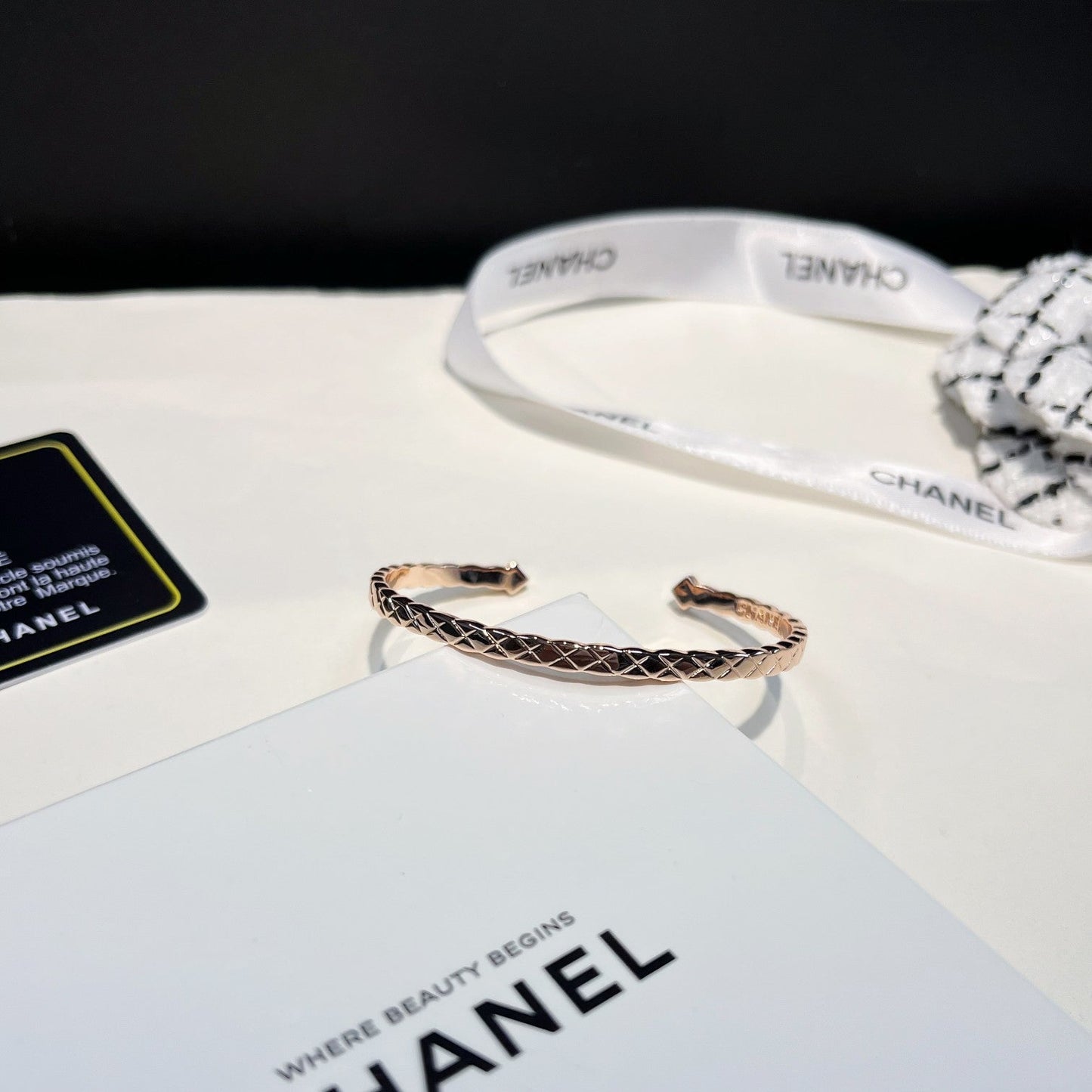 Bracciale aperto con motivo trapuntato e diamanti
